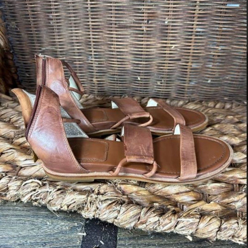 Isola Sz 8 Women's Brown Double Strap Zipper Back Sandals‎